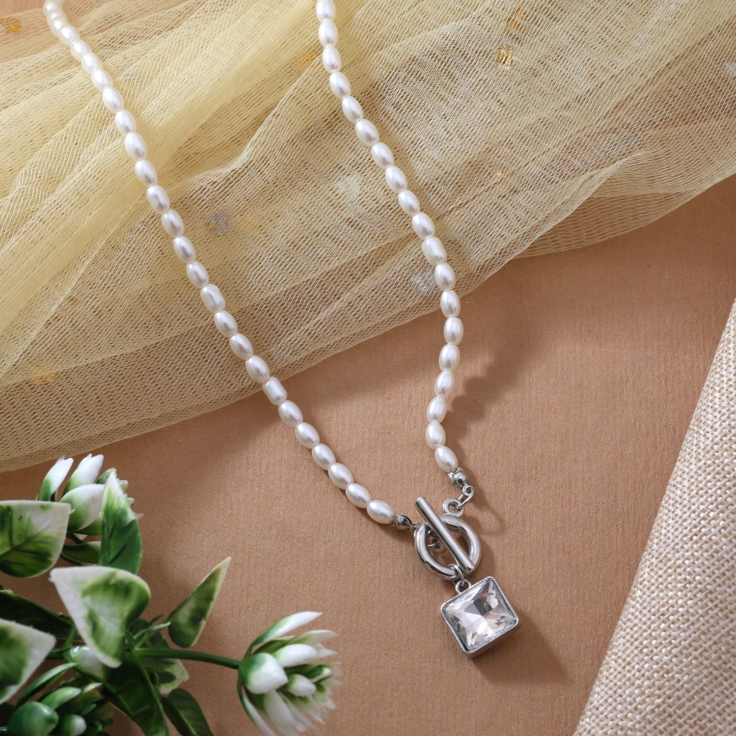 Chic White Color Fashion Necklace With Sleek Design For Women