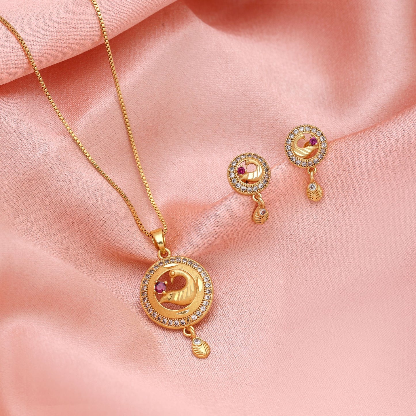 Halskette mit goldfarbenem Kettenanhänger und Ohrringen, im klassischen eleganten Design für Damen