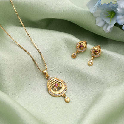 Goldfarbener Mode-Kettenanhänger mit Ohrringen, der exquisite Handwerkskunst und Schönheit zur Geltung bringt