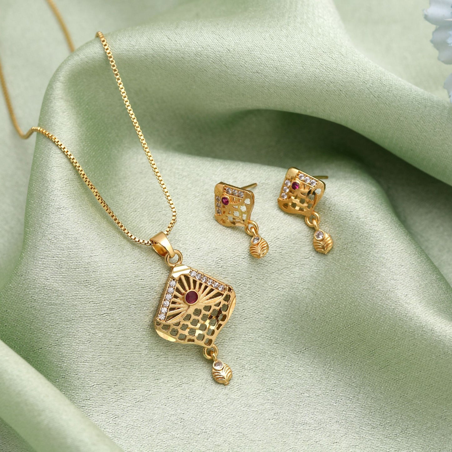 Gold Color Fashion Chain Pendant With Earrings Crafted For Graceful Traditional Fashion Styling