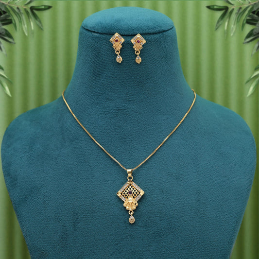 Goldfarbene Modekette mit Anhänger und Ohrringen für ein minimalistisches und doch elegantes Schmuckdesign