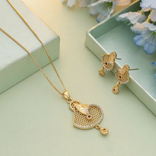 Goldfarbener Kettenanhänger mit Ohrring für eleganten Charme bei traditionellen Anlässen