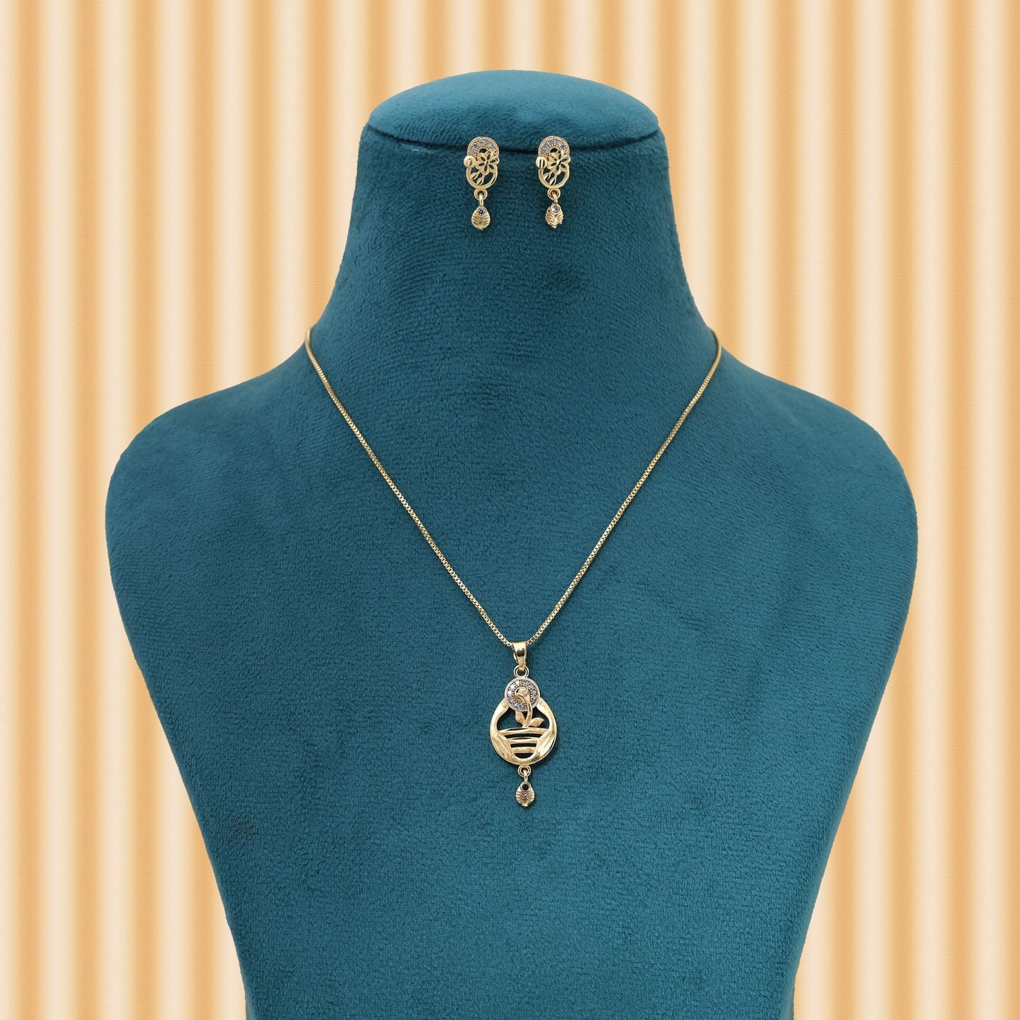 Goldfarbene Kette mit Anhänger und Ohrringen für einen eleganten Glanz bei Hochzeitsfeiern