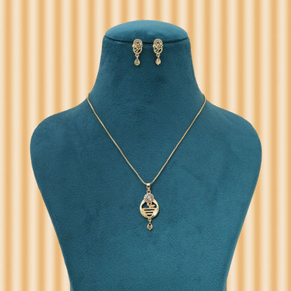 Goldfarbene Kette mit Anhänger und Ohrringen für einen eleganten Glanz bei Hochzeitsfeiern