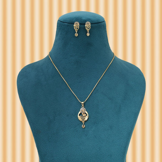 Goldfarbene Kette mit Anhänger und Ohrringen für einen eleganten Glanz bei Hochzeitsfeiern