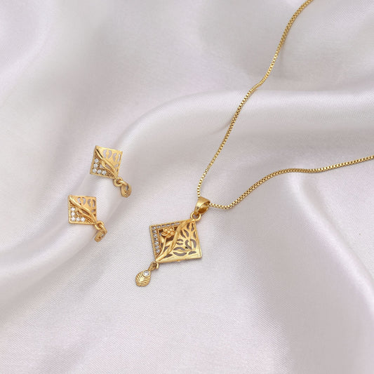Goldfarbener Kettenanhänger mit Ohrring für einen raffinierten Look bei kulturellen Festen
