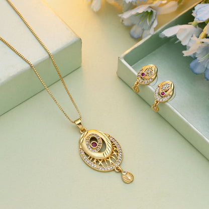 Goldfarbenes Ketten-Set mit Anhänger und Ohrringen, passend zu modernen Ethno-Outfits