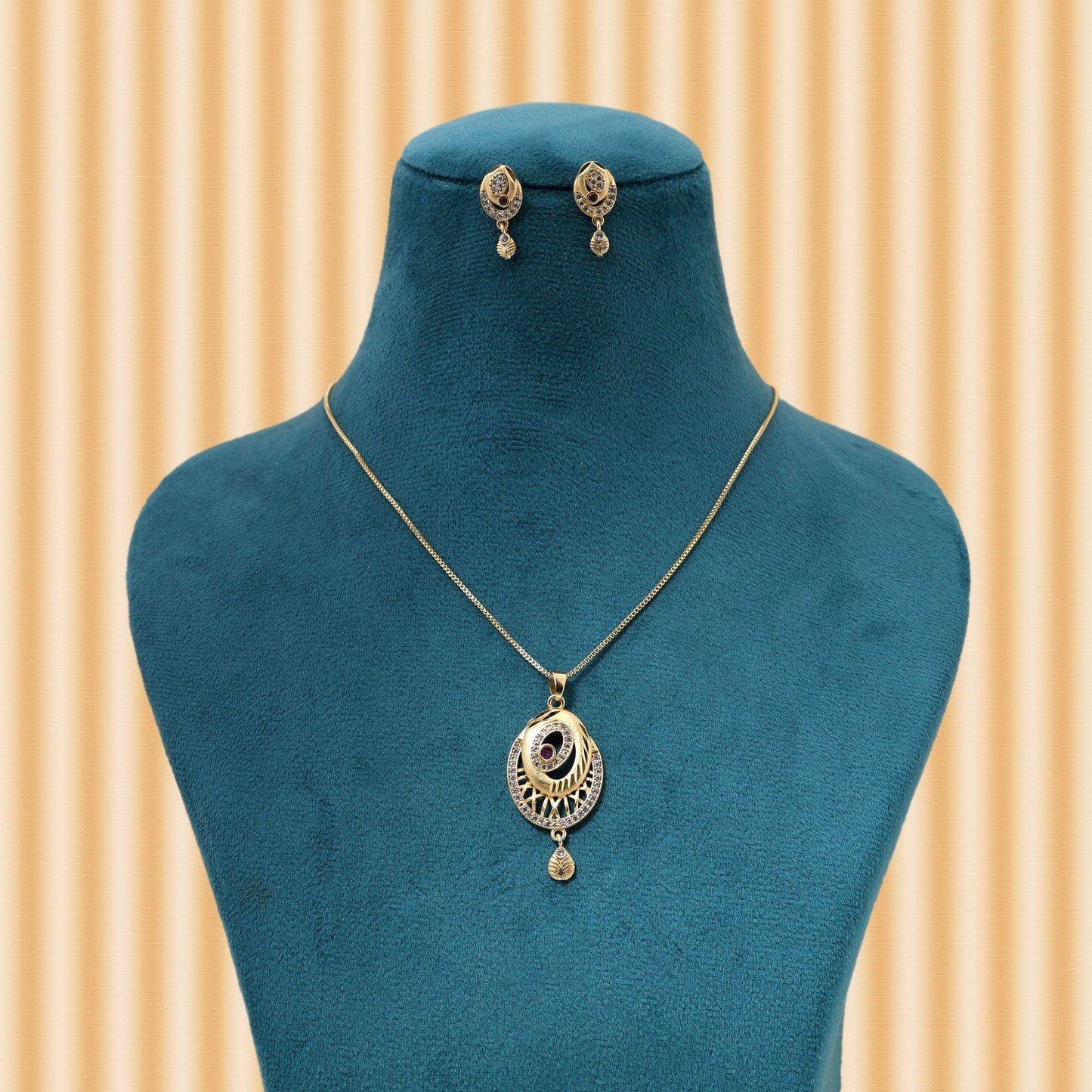 Goldfarbenes Ketten-Set mit Anhänger und Ohrringen, passend zu modernen Ethno-Outfits