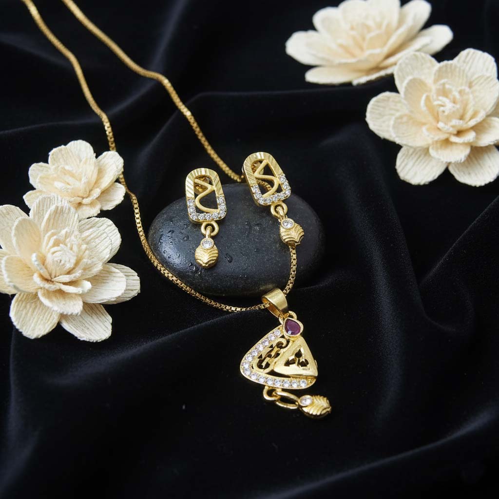 Goldfarbenes Ketten-Set mit Ohrringen, das Ethno-Outfits eine stilvolle Vollendung verleiht