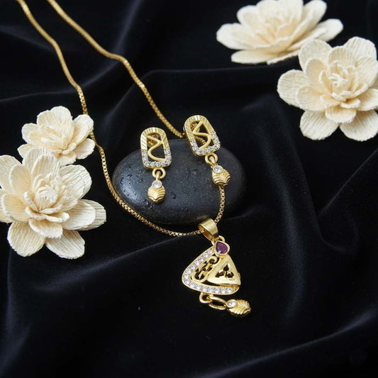 Goldfarbenes Ketten-Set mit Ohrringen, das Ethno-Outfits eine stilvolle Vollendung verleiht