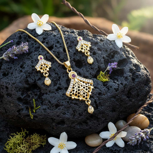Goldfarbenes Ketten-Set mit Anhänger und Ohrringen, das raffinierte Handwerkskunst und elegantes Design zeigt