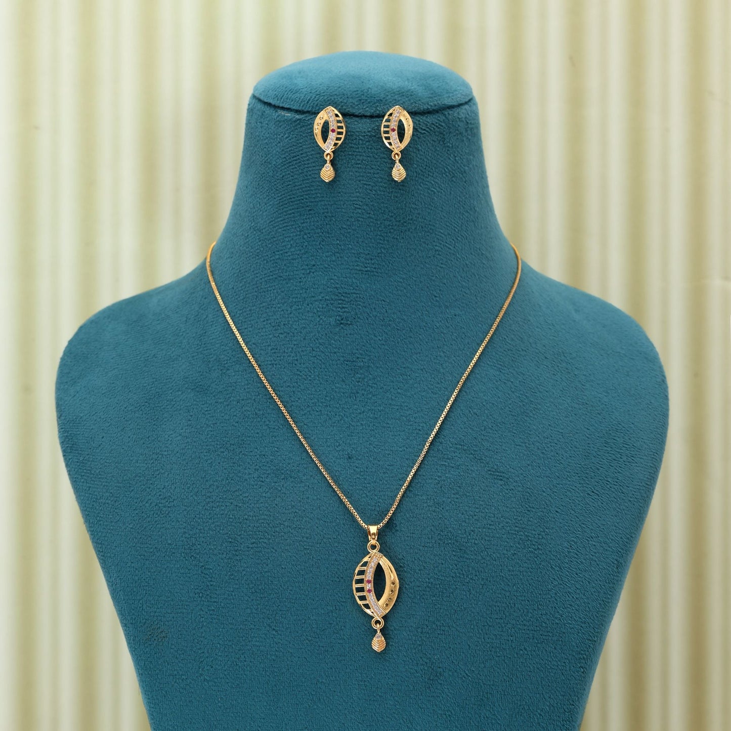 Halsketten-Anhänger in Goldfarbe mit Ohrringen, entworfen für elegantes Alltags- und Festtags-Styling