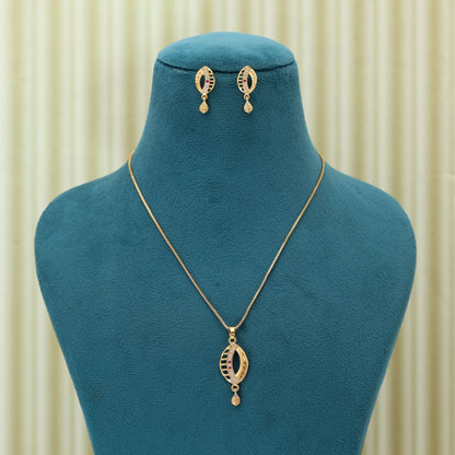 Halsketten-Anhänger in Goldfarbe mit Ohrringen, entworfen für elegantes Alltags- und Festtags-Styling