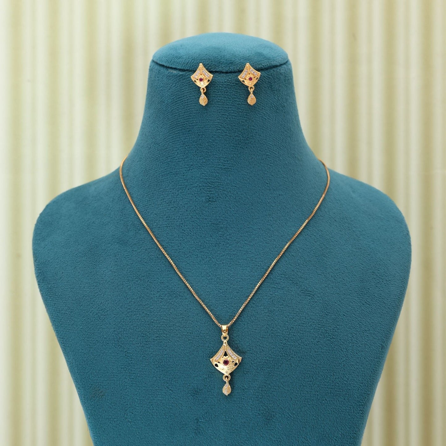 Goldfarbenes Ketten-Set mit Anhänger und Ohrringen, gefertigt für vielseitige ethnische und westliche Outfits