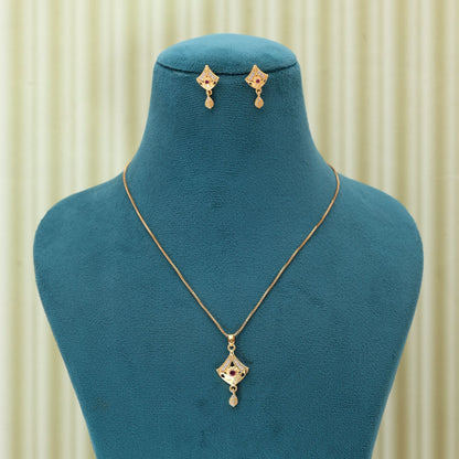 Goldfarbenes Ketten-Set mit Anhänger und Ohrringen, gefertigt für vielseitige ethnische und westliche Outfits