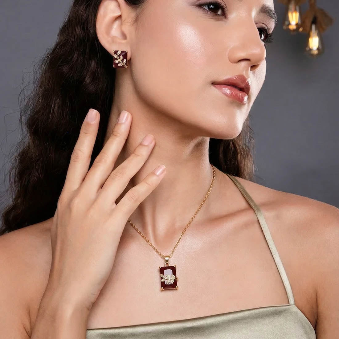 Rote Farbe Festlicher Kettenanhänger mit Ohrring mit mattgoldener Halskette Set Charm
