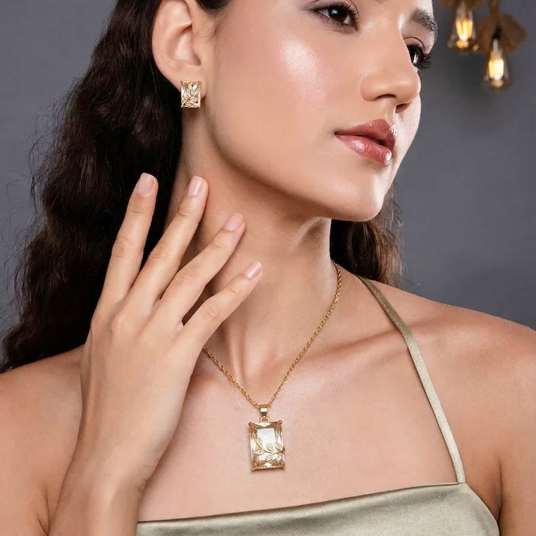 White Color Graceful Chain Pendant With Earring And Anti Tarnish Necklace Coating