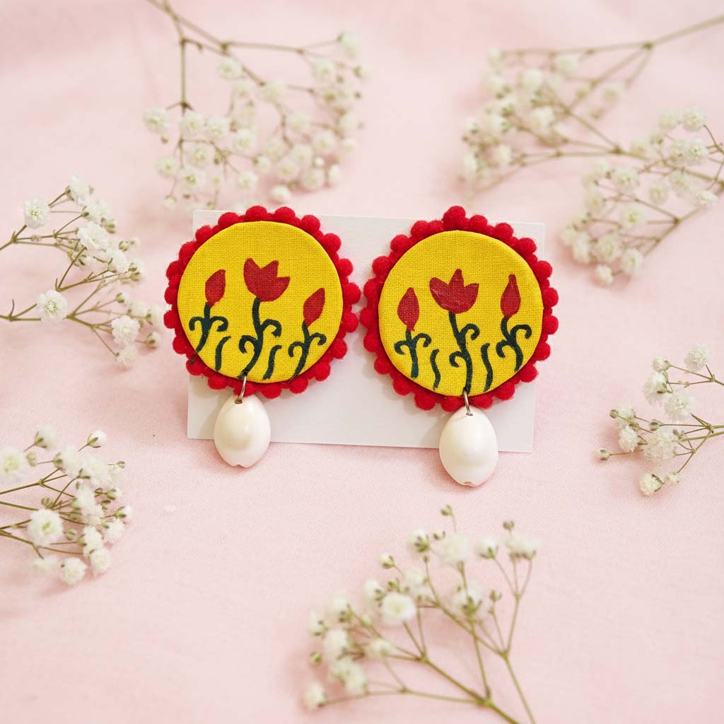 Gelbe handgefertigte Ohrringe aus Holz mit künstlerischem Perlendesign für den Boho-Stil