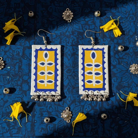 Gelbe und blaue handgefertigte Ohrringe aus Holz mit lebendigem künstlerischem Look