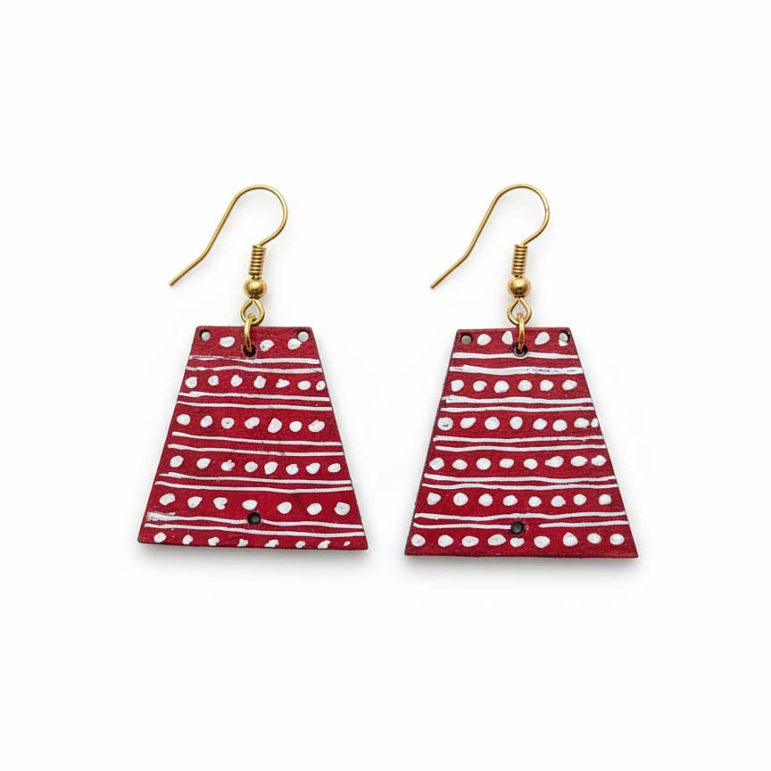 Rote handgefertigte Ohrringe aus Holz mit minimalistischem Look für ethnische Outfits