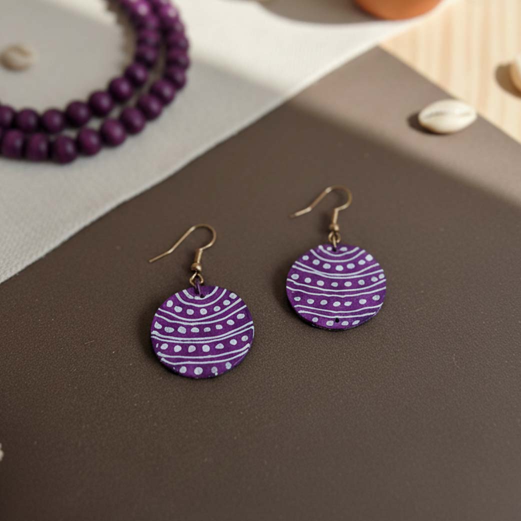Lilafarbene handgefertigte Ohrringe aus Holz mit zeitgenössischem Boho-Kunstfinish