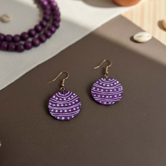 Lilafarbene handgefertigte Ohrringe aus Holz mit zeitgenössischem Boho-Kunstfinish