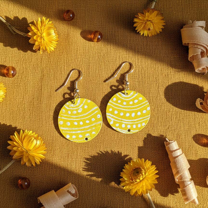 Gelbe handgefertigte Ohrringe aus Holz mit traditionellem Reiz und modernem Touch