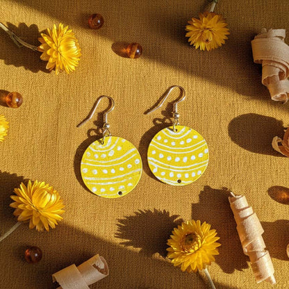 Gelbe handgefertigte Ohrringe aus Holz mit traditionellem Reiz und modernem Touch