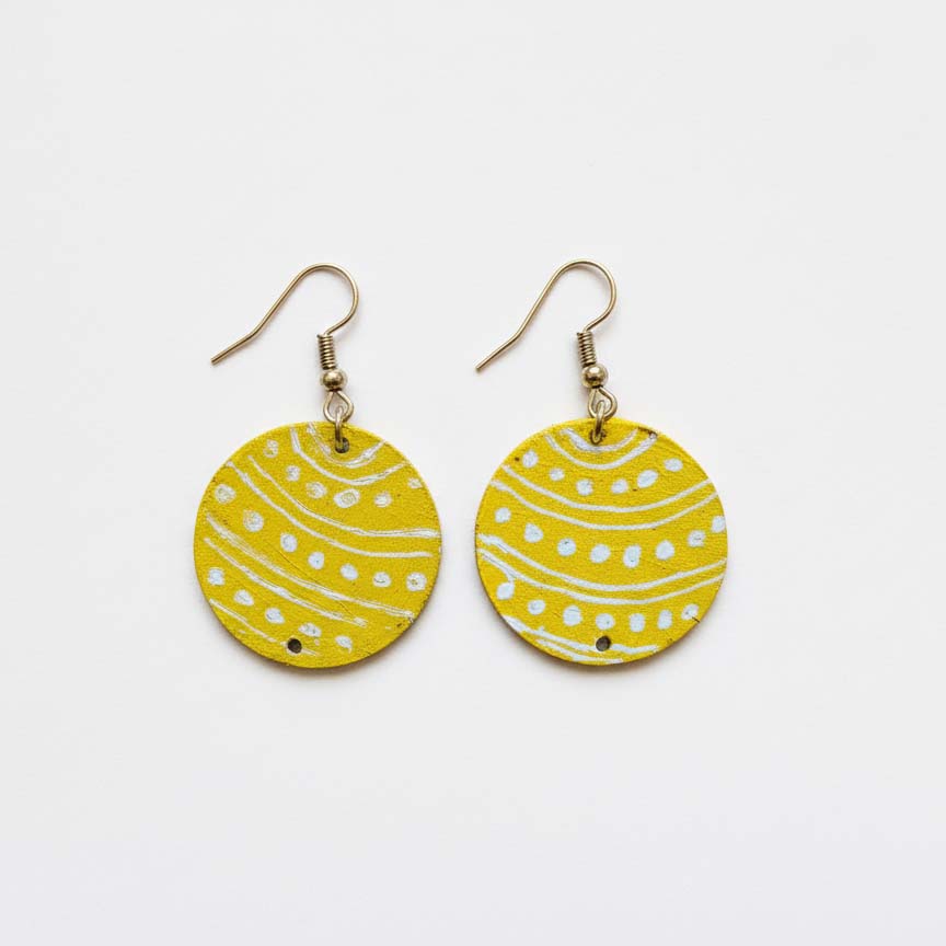 Gelbe handgefertigte Ohrringe aus Holz mit traditionellem Reiz und modernem Touch