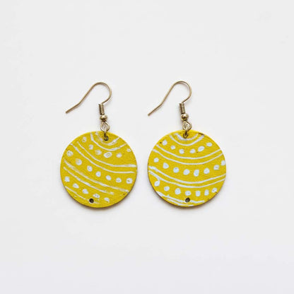 Gelbe handgefertigte Ohrringe aus Holz mit traditionellem Reiz und modernem Touch