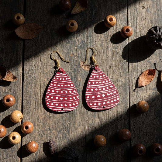 Handgefertigte Ohrringe aus kastanienbraunem Holz mit handgefertigten Tribal-Perlendetails