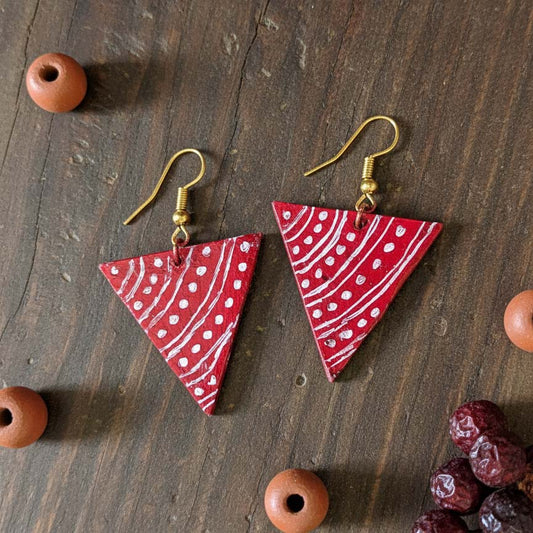 Rote handgefertigte Ohrringe aus Holz mit künstlerischen Handwerksdetails und Tribal-Look