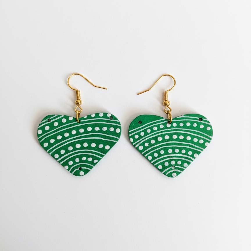 Grüne handgefertigte Ohrringe aus Holz mit handgemachter künstlerischer Note und kultureller Anziehungskraft