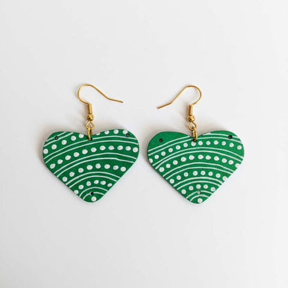 Grüne handgefertigte Ohrringe aus Holz mit handgemachter künstlerischer Note und kultureller Anziehungskraft