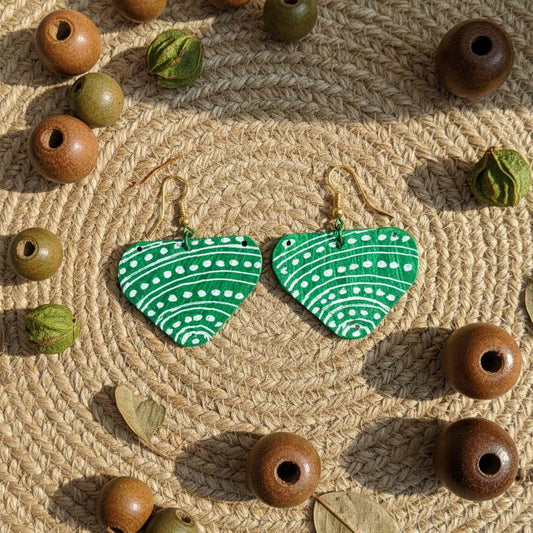 Grüne handgefertigte Ohrringe aus Holz mit handgemachter künstlerischer Note und kultureller Anziehungskraft