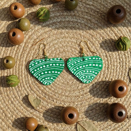 Grüne handgefertigte Ohrringe aus Holz mit handgemachter künstlerischer Note und kultureller Anziehungskraft