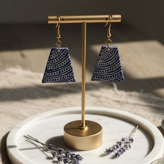 Blaue Holzohrringe Handgefertigt mit traditioneller, tribal inspirierter Holzkunst