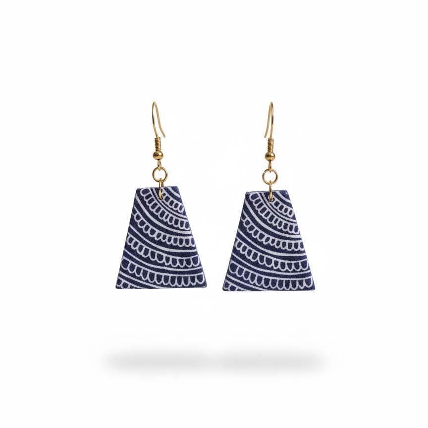 Blaue Holzohrringe Handgefertigt mit traditioneller, tribal inspirierter Holzkunst