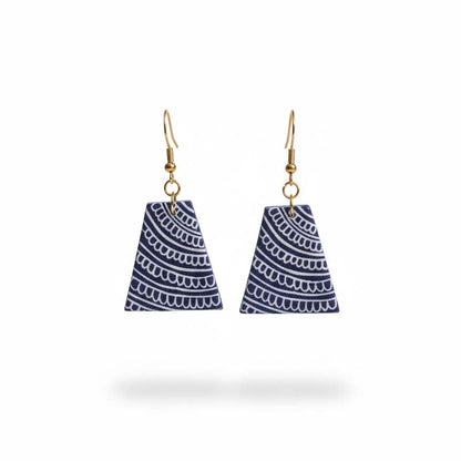 Blaue Holzohrringe Handgefertigt mit traditioneller, tribal inspirierter Holzkunst