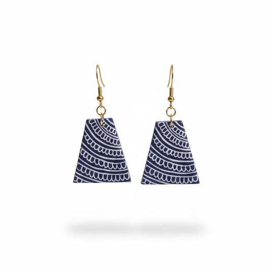 Blaue Holzohrringe Handgefertigt mit traditioneller, tribal inspirierter Holzkunst