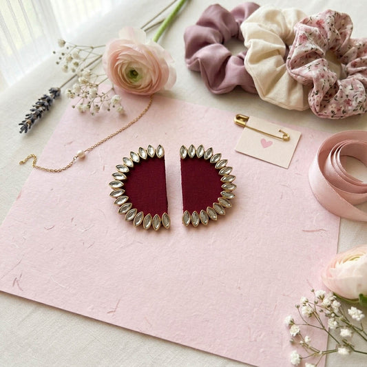 Anmutige handgefertigte Ohrringe in Weinrot – elegante ethnische Kollektion für Hochzeiten