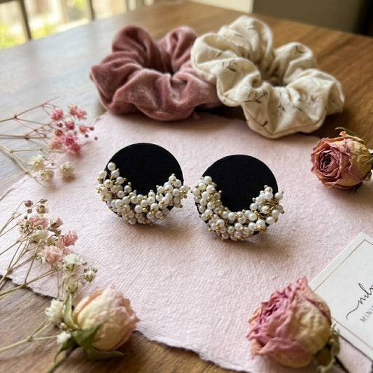 Moderne, schwarze, handgefertigte Ohrringe Elegantes, traditionelles Fusionsschmuckdesign