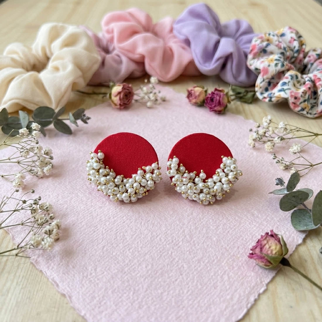 Leuchtend rote, handgefertigte Ohrringe, festlicher, extravaganter ethnischer Schmuck