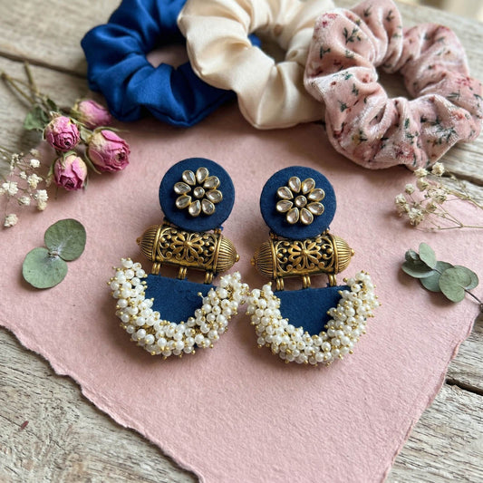 Blaue, hölzerne, handgefertigte Ohrringe, stilvolles, modernes, ethnisches Party-Schmuckkollektionsdesign