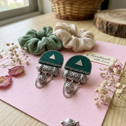 Klassische handgefertigte Ohrringe in Grün, elegantes, traditionelles Schmuckstück für den Alltag