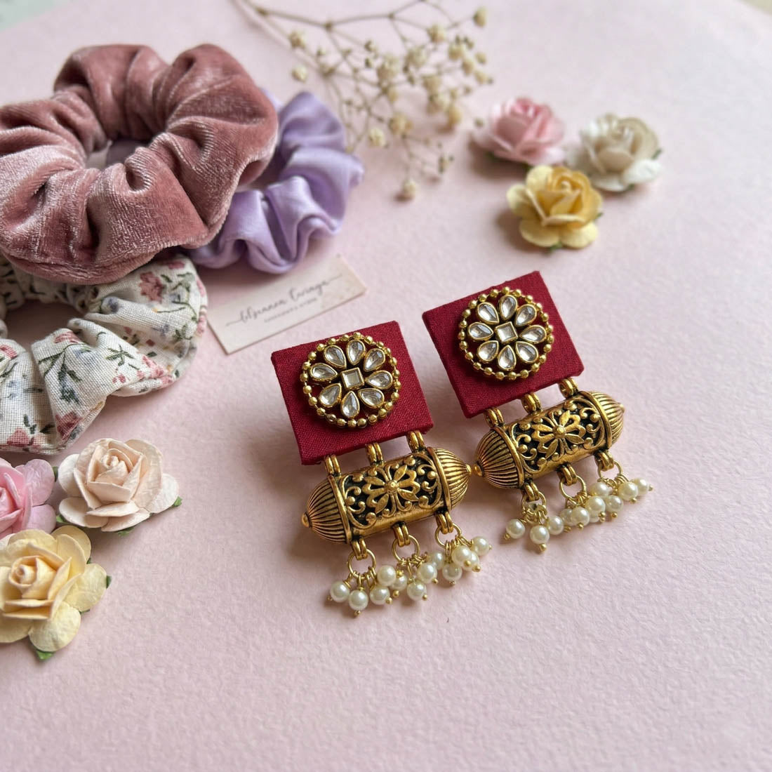 Kastanienbraune Ohrringe aus Holz, handgefertigt, klassisch-traditioneller ethnischer Statement-Schmuck, Kollektion, Design