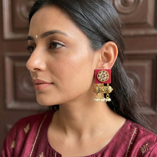 Kastanienbraune Ohrringe aus Holz, handgefertigt, klassisch-traditioneller ethnischer Statement-Schmuck, Kollektion, Design