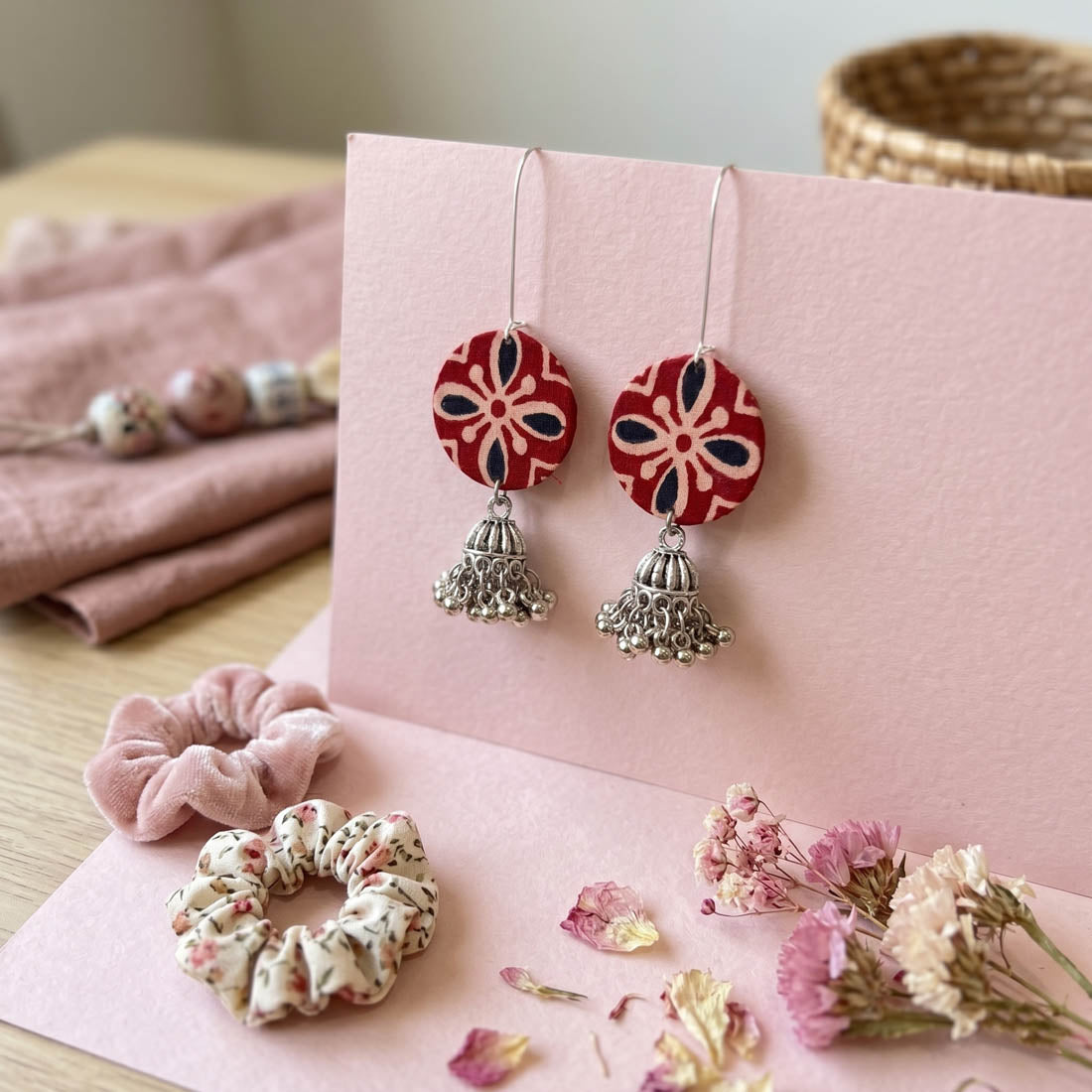 Klassische rote handgefertigte Ohrringe, zeitloser Ethno-Festschmuck-Design