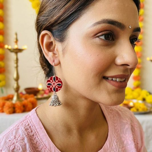 Klassische rote handgefertigte Ohrringe, zeitloser Ethno-Festschmuck-Design