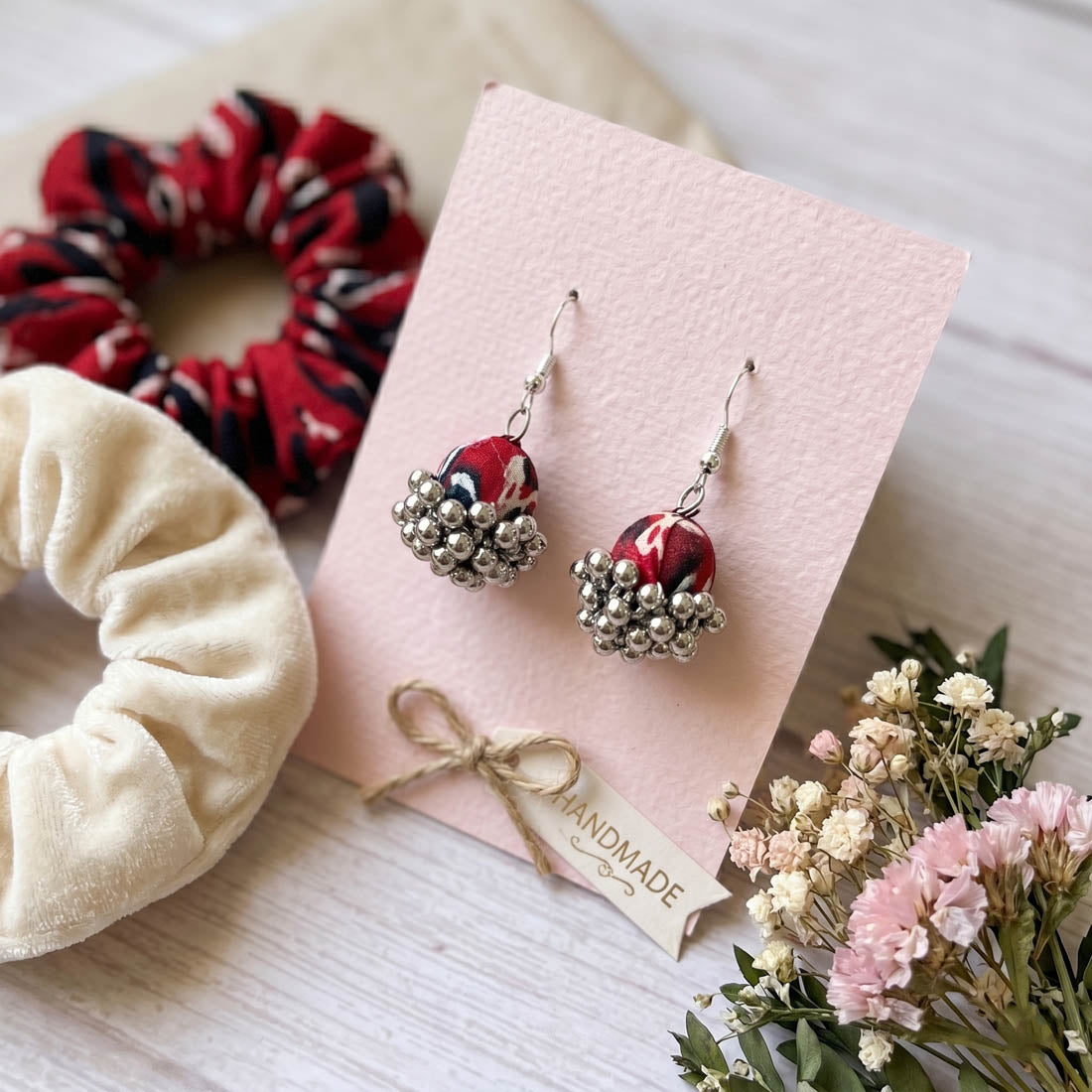 Zweifarbige rot-schwarze handgefertigte Ohrringe Stilvoller Ethno-Schmuck